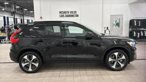 2025 Volvo XC40 B5 Plus Dark Theme