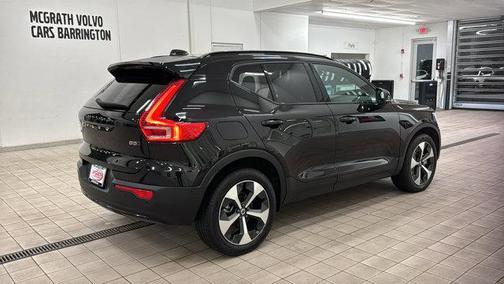 2025 Volvo XC40 B5 Plus Dark Theme