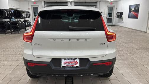 2026 Volvo XC40 Core, B5 AWD Gas (mild hybrid), Dark