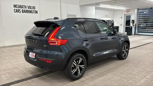2026 Volvo XC40 Core, B5 AWD Gas (mild hybrid), Dark