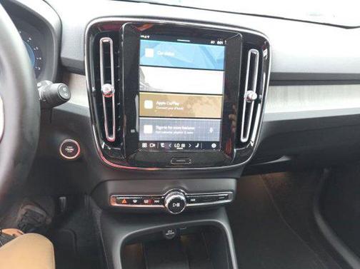 2025 Volvo XC40 B5 Core Bright Theme