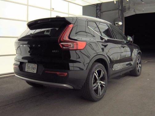 2025 Volvo XC40 B5 Core Bright Theme