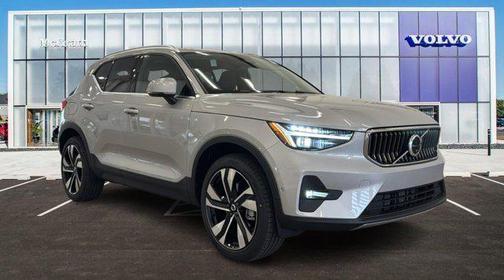 2025 Volvo XC40 B5 Ultra Bright Theme