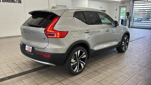 2025 Volvo XC40 B5 Ultra Bright Theme