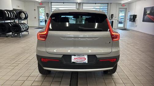2025 Volvo XC40 B5 Ultra Bright Theme