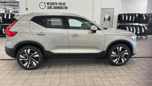 2025 Volvo XC40 B5 Ultra Bright Theme