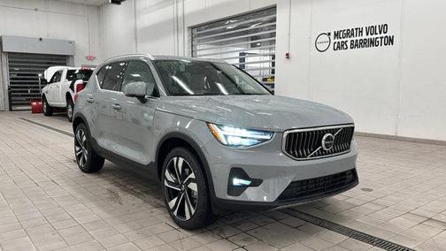 2025 Volvo XC40 B5 Plus Bright Theme