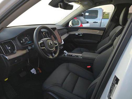 2025 Volvo XC90 B6 Plus 7-Seater