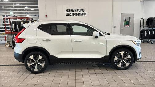 Crystal White Metallic 2023 Volvo XC40 B5 Plus Bright Theme