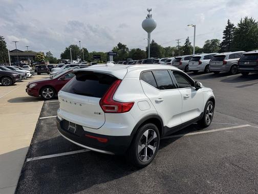 Crystal White Metallic 2023 Volvo XC40 B5 Plus Bright Theme