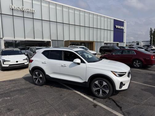 Crystal White Metallic 2023 Volvo XC40 B5 Plus Bright Theme
