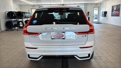 Crystal White Metallic 2025 Volvo XC60 B5 Plus