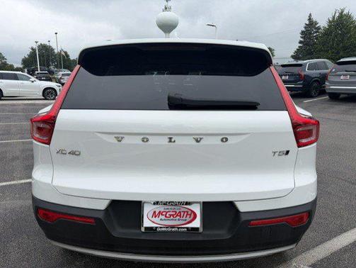 Ice White 2019 Volvo XC40 T5 Momentum