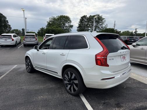 Crystal White Metallic 2023 Volvo XC90 Recharge Plug-In Hybrid T8 Plus Bright Theme 7-Seater