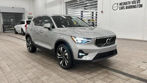 2025 Volvo XC40 B5 Ultra Bright Theme