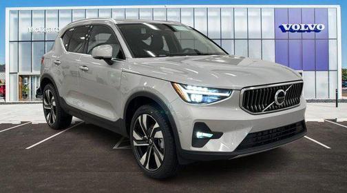 2025 Volvo XC40 B5 Ultra Bright Theme