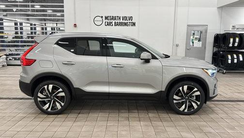 2025 Volvo XC40 B5 Ultra Bright Theme