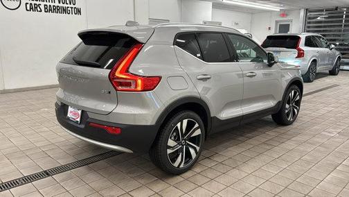 2025 Volvo XC40 B5 Ultra Bright Theme
