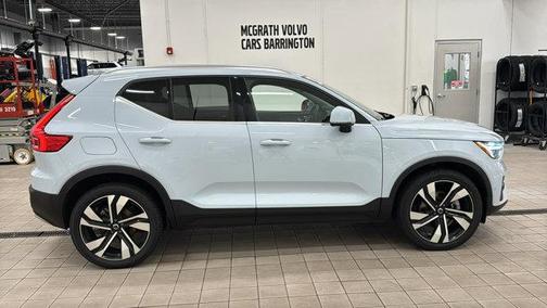 2024 Volvo XC40 B5 Plus Bright Theme