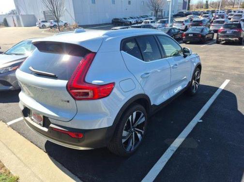 2024 Volvo XC40 B5 Plus Bright Theme