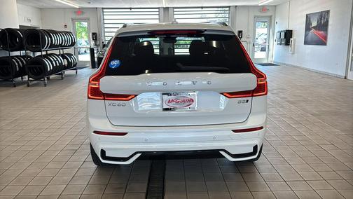 Crystal White Metallic 2025 Volvo XC60 B5 Plus