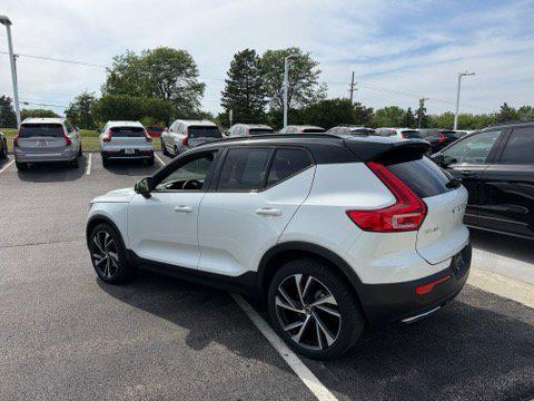 Crystal White Metallic 2020 Volvo XC40 T5 R-Design