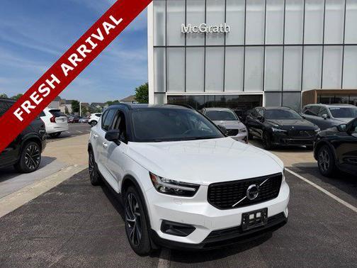 Crystal White Metallic 2020 Volvo XC40 T5 R-Design