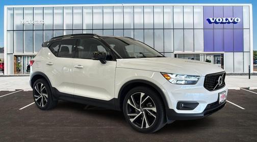 Crystal White Metallic 2020 Volvo XC40 T5 R-Design