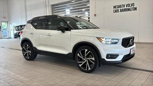 Crystal White Metallic 2020 Volvo XC40 T5 R-Design