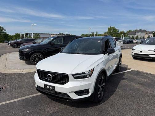Crystal White Metallic 2020 Volvo XC40 T5 R-Design