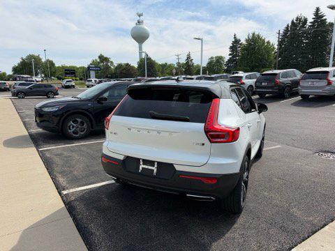Crystal White Metallic 2020 Volvo XC40 T5 R-Design