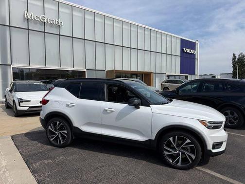 Crystal White Metallic 2020 Volvo XC40 T5 R-Design