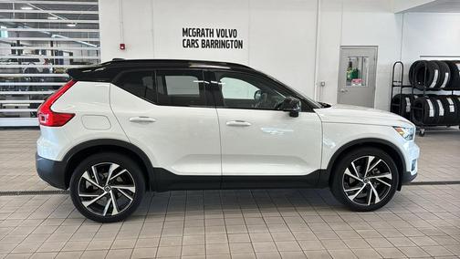Crystal White Metallic 2020 Volvo XC40 T5 R-Design
