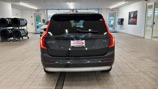 2022 Volvo XC90 T6 Momentum