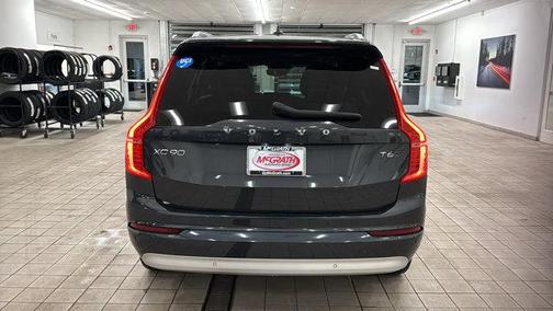 2022 Volvo XC90 T6 Momentum