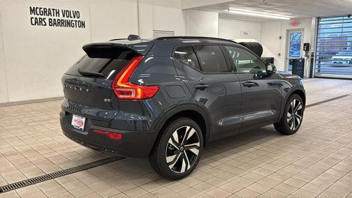 2026 Volvo XC40 Plus, B5 AWD Gas (mild hybrid), Dark