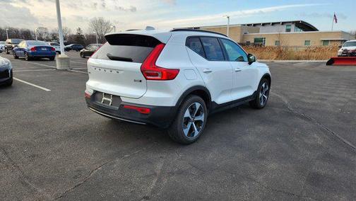 2025 Volvo XC40 B5 Plus Dark Theme