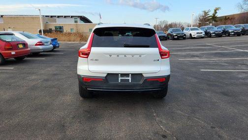 2025 Volvo XC40 B5 Plus Dark Theme