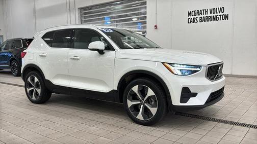 Crystal White Pearl 2025 Volvo XC40 B5 Core Bright Theme