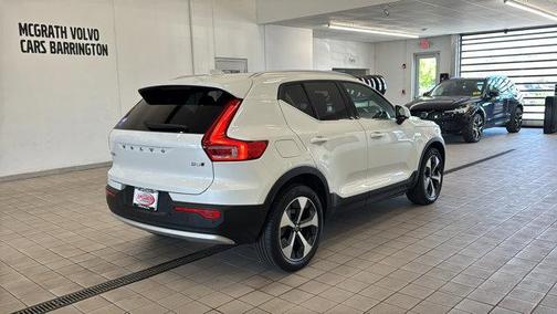 Crystal White Pearl 2025 Volvo XC40 B5 Core Bright Theme