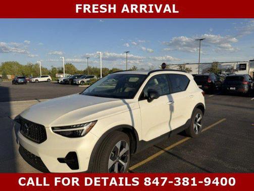 Crystal White Pearl 2025 Volvo XC40 B5 Plus Dark Theme
