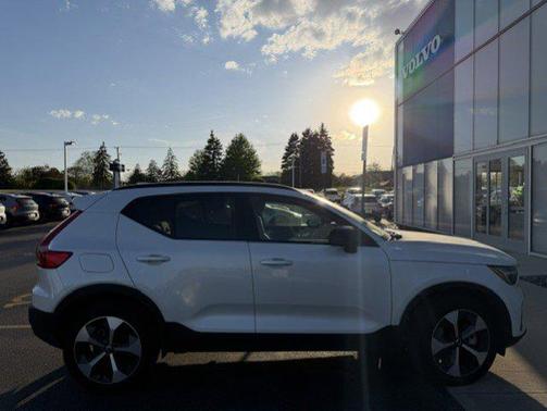 Crystal White Pearl 2025 Volvo XC40 B5 Plus Dark Theme