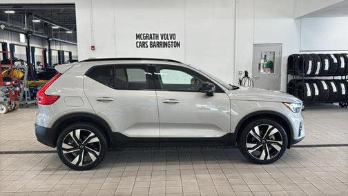 2025 Volvo XC40 B5 Plus Dark Theme
