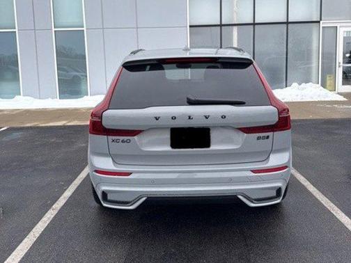 2026 Volvo XC60 B5 Ultra Black Edition