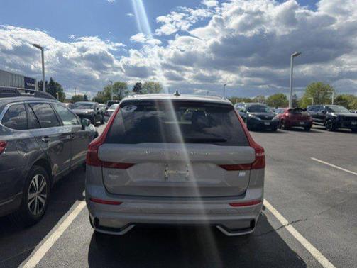 2024 Volvo XC60 Recharge Plug-In Hybrid T8 Ultimate Dark Theme
