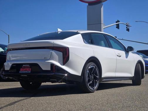 Snow White Pearl 2026 Kia K4 GT-Line