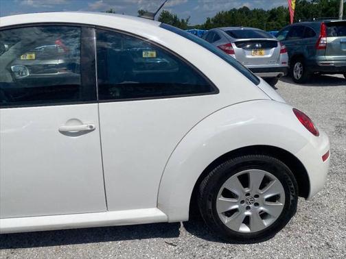 2010 Volkswagen New Beetle Base PZEV 2dr Coupe 6A