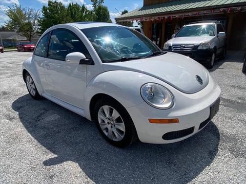2010 Volkswagen New Beetle Base PZEV 2dr Coupe 6A
