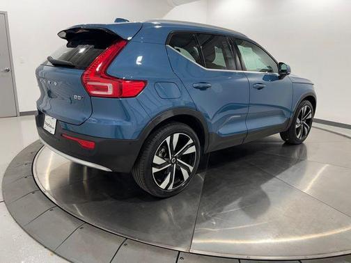 2023 Volvo XC40 B5 Ultimate Bright Theme