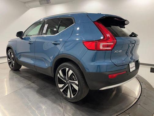 2023 Volvo XC40 B5 Ultimate Bright Theme